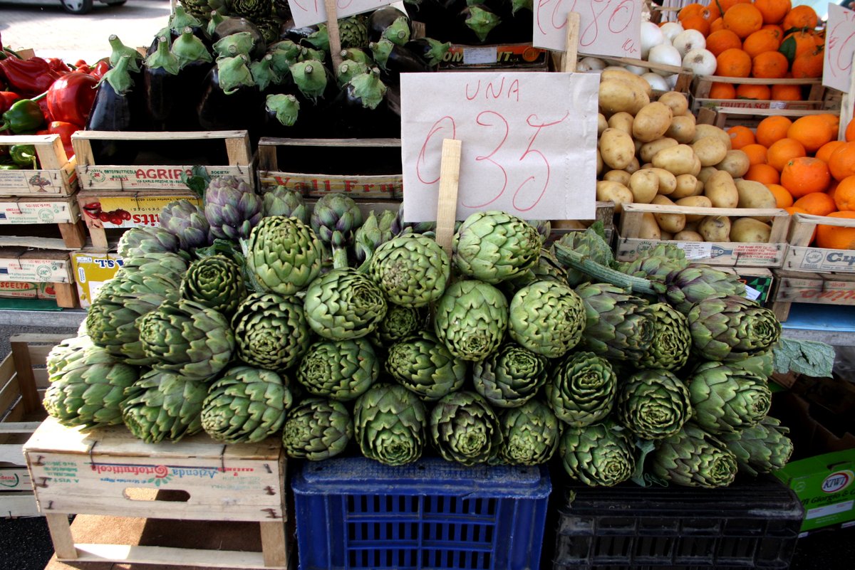 Carciofi romaneschi freschi al mercato