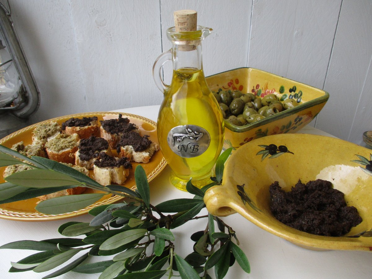 Bottiglia e ciotolina di olio extravergine d'oliva