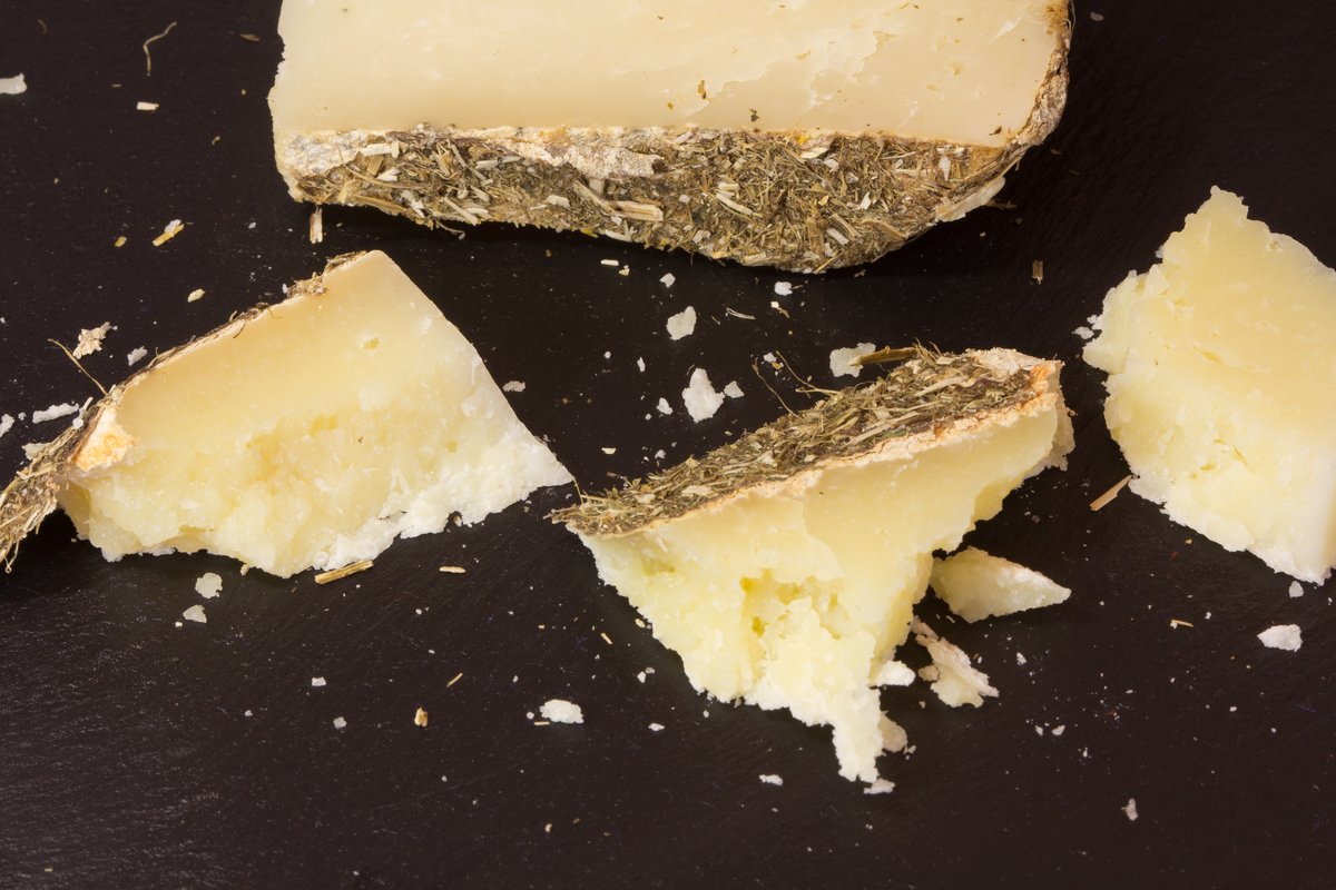 Forma di pecorino con spicchi tagliati