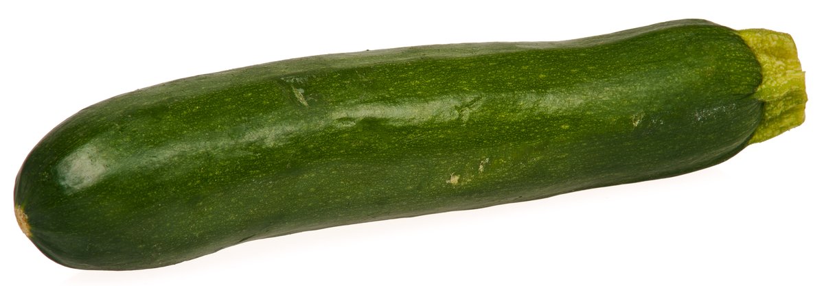 Zucchina verde intera su sfondo bianco
